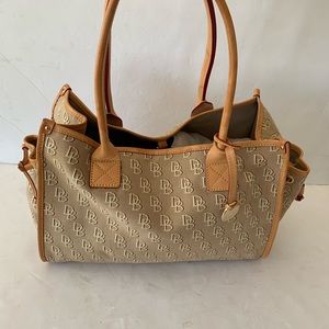 Dooney & Bourke  fiber women shoulder bag in perfect condition.